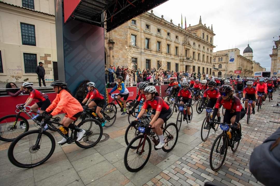 Foto de los ciclistas partiendo