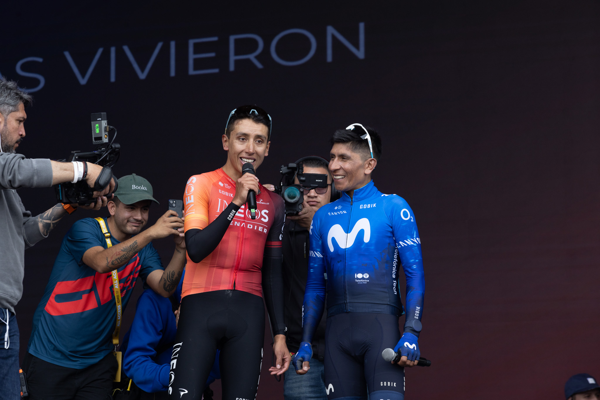Foto de Egan Bernal y Nario Quintana dirigiendose a la audiencia
