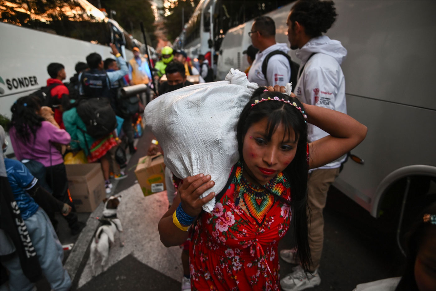 Foto de una mujer Embera cargando una bolsa blanca