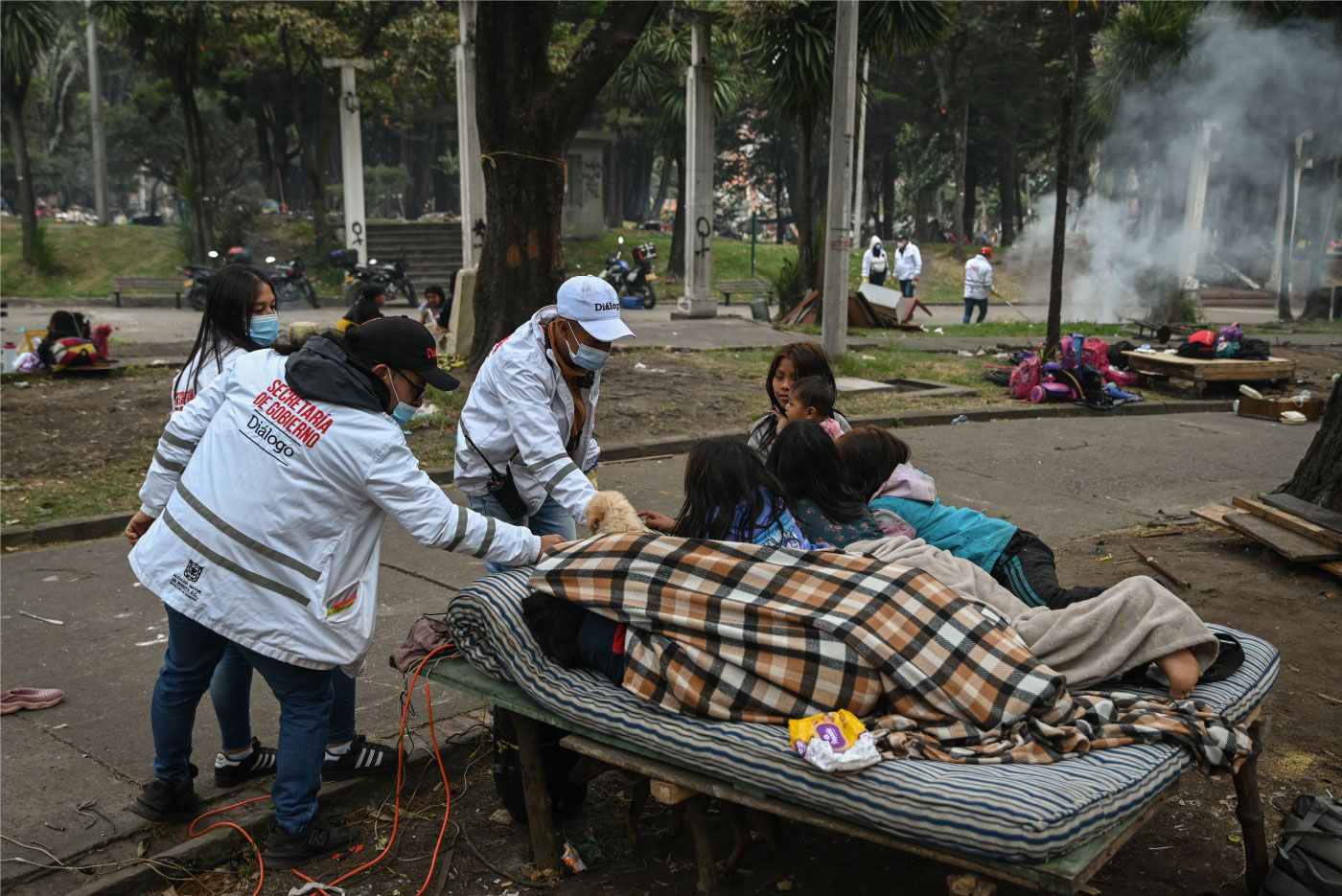 Foto del equipo de Dialogo apoyando la organización en el parque