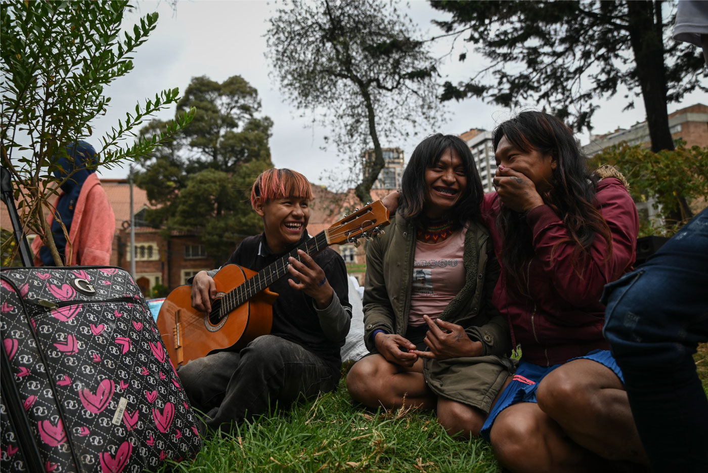 Foto de tres jovenes Embera sonriendo