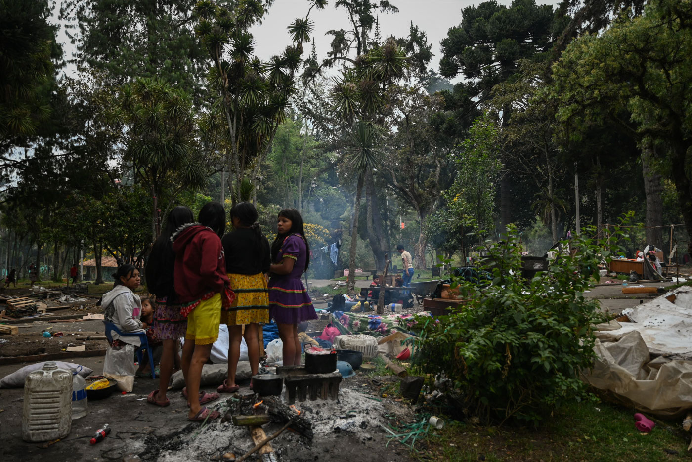 Foto de mujeres emebra reunidas y de fondo el parque nacional