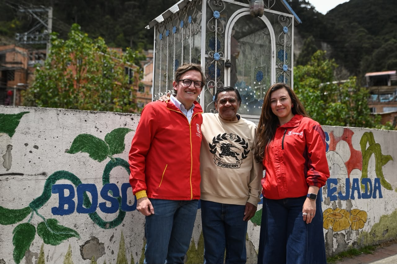 Foto de dos funcionarios de la SDG con un ciudadano
