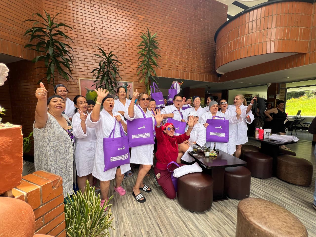 Un homenaje al cuidado: 125 mujeres cuidadoras de Puente Aranda culminaron un proyecto que transformó sus vidas