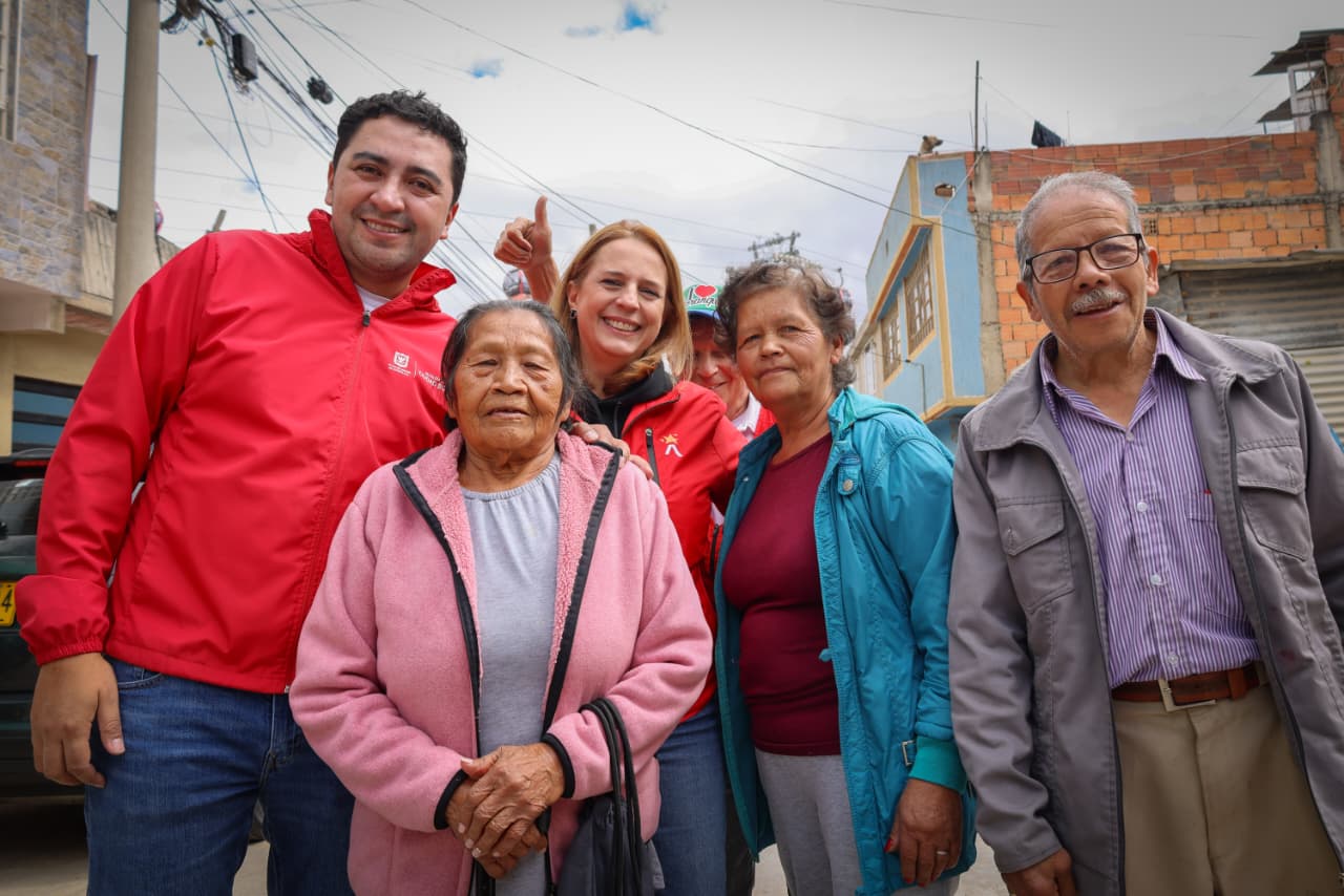 Foto de la señora María del Carmen Galeano con funcionarios de la SDG, vecinos y la alcaldía local de Ciudada Bolívar