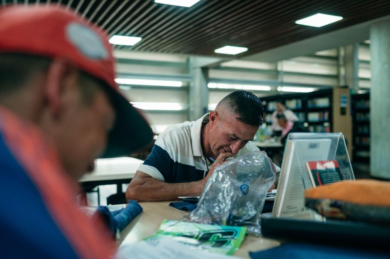 Clase a habitantes de calle en la Biblioteca Pública El Tunal