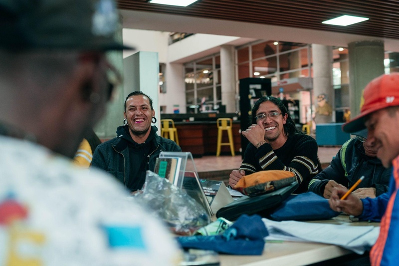 Rafael Guarín, profesor de la Biblioteca Pública El Tunal junto a sus estudiantes habitantes de calle