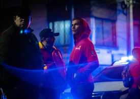 Foto de policia y alcaldía local en operativo nocturno