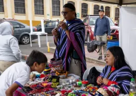 Un niño hablando con una joven indígena