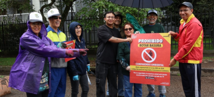 Alcaldía de Barrios Unidos haciendo entrega a la comunidad del Brazo Salitre de letreros para prevenir arrojo de basuras