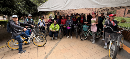 El uso de la bicicleta aporta beneficios directos a la comunidad. Además de contribuir a la disminución de emisiones contaminantes, ayuda a descongestionar las vías, fomenta la actividad física y fortalece hábitos que impactan positivamente el bienestar de las personas.