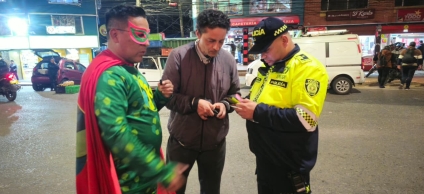 Imagen de operativos ambientales en San Cristóbal, donde funcionarios realizan control y comparendos por mala disposición de residuos en el espacio público.