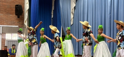 Grupo de danzas de festival intercolegiado 