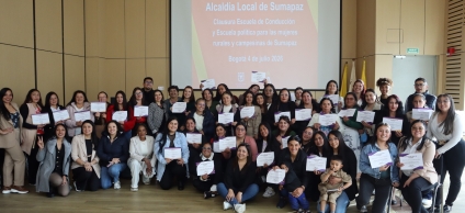 Mujeres en graduación de licencias de conducción