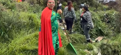 Nuestro personaje Recicleytor en terreno empuñando una herramienta de limpieza