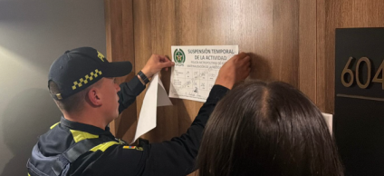 De acuerdo con la información preliminar conocida por las autoridades, a la paciente le habrían sido suministrados dos medicamentos antes de realizarse un procedimiento relacionado con tatuajes, aparentemente con acompañamiento de un anestesiólogo.