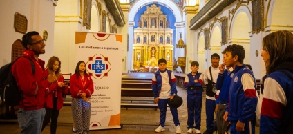 Estudiantes del Colegio Montebello visitan la Iglesia de San Ignacio y el Museo de Trajes en La Candelaria, en una jornada pedagógica sobre patrimonio cultural.