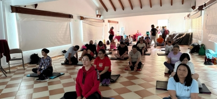 Mujeres cuidadoras de San Cristóbal participan en una jornada de bienestar en las Termales de Santa Mónica, realizando actividades de relajación, integración y autocuidado.