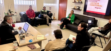 Funcionarios y líderes comunitarios participan en una jornada de socialización sobre acceso a la justicia, conciliación en equidad y fortalecimiento territorial en la localidad.