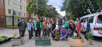 Personas que participaron en la instalación de materas para proteger el Bosque Urbano Brazo Salitre 