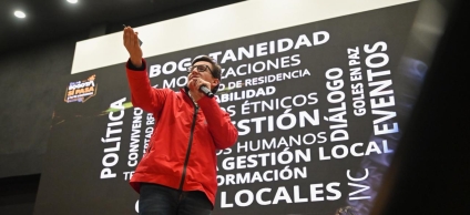 Fotografía donde aparece Gustavo Quintero, Secretario de Gobierno, dirigiendose a la audiencia
