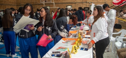 Estudiantes participando en la feria educativa en Engativá