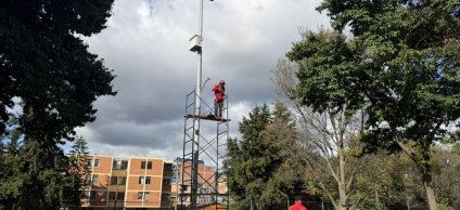 Instalación de luminarias con energía solar en el parque BMX del barrio Restrepo