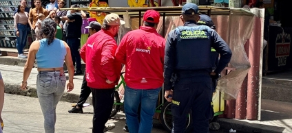 Personas de la Alcaldía Local de Los Mártires en organización de espacio público