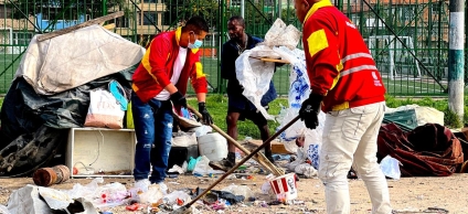 Gestores de la alcaldía local recogiendo basura