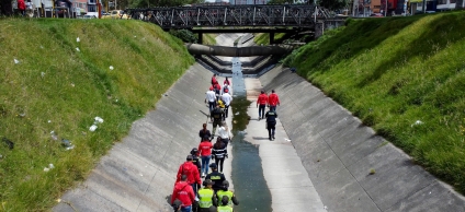 Durante el recorrido por Puente Aranda se planteó una estrategia integral para la recuperación del canal Comuneros.