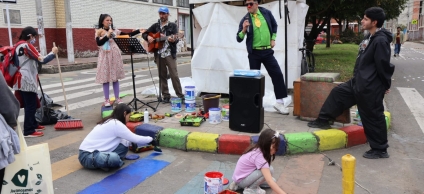 artistas locales y habitantes del barrio San Fernando en la jornada artística de recuperación de espacios