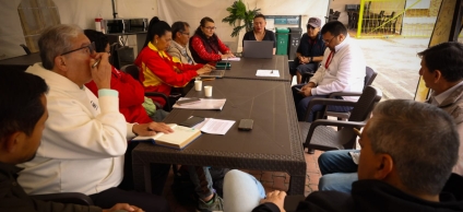 integrantes de mesa de medios comunitarios y alcalde reunidos