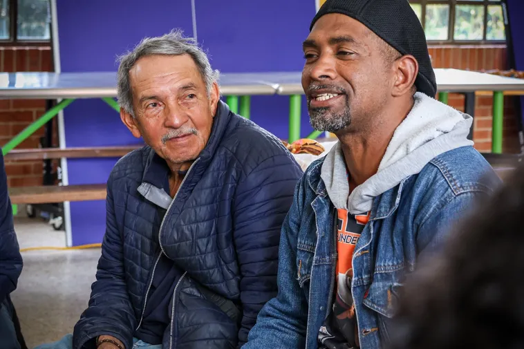 Foto de dos hombres en el taller