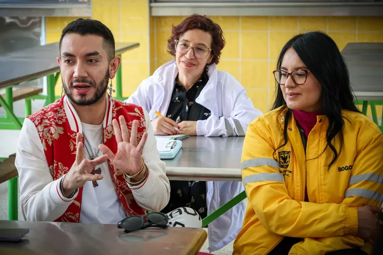 Foto de tres personas en el espacio de taller
