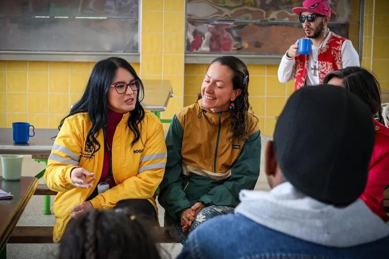 Foto de dos mujeres participando en el taller