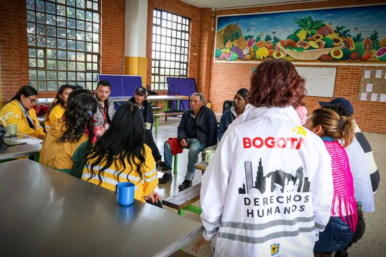 Foto de varias personas en el taller