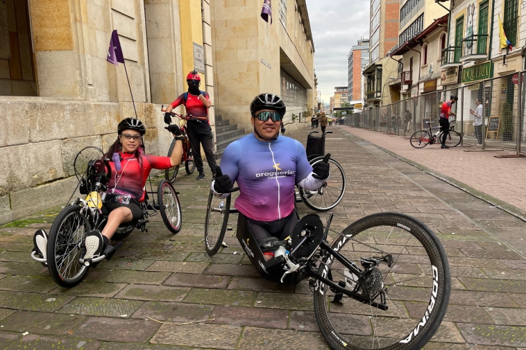 Foto de dos paraciclistas sonriendo