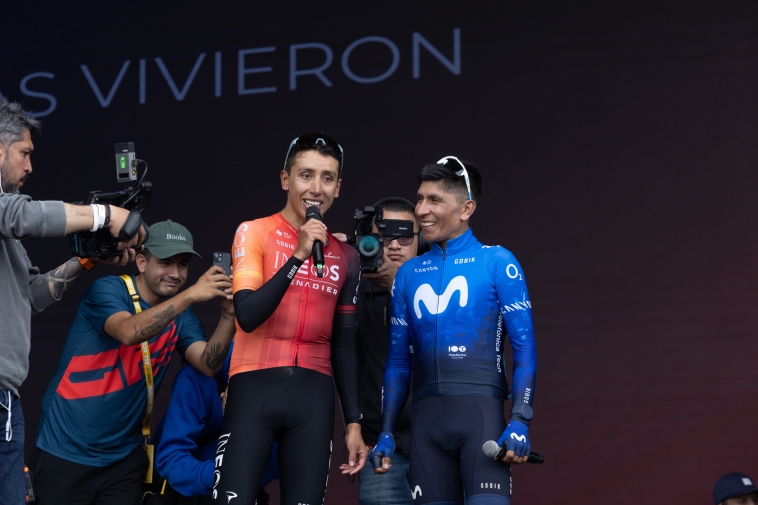 Foto de Egan Bernal y Nario Quintana dirigiendose a la audiencia