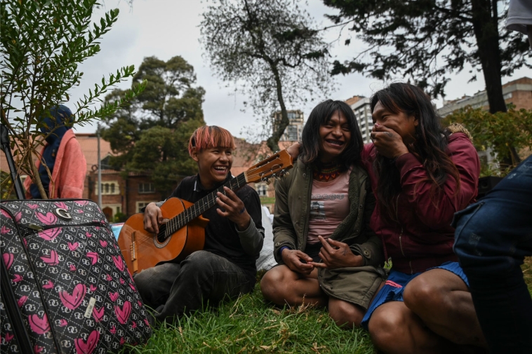 Foto de tres jovenes Embera sonriendo
