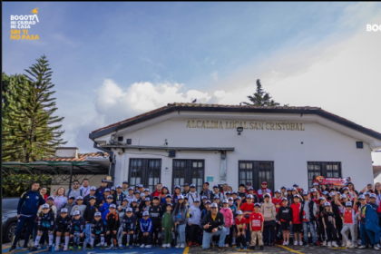 Imagen del señor alcalde junto a muchos niños de la localidad