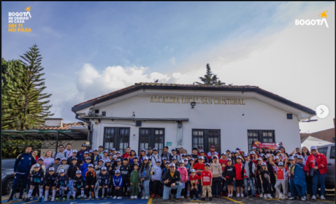 Imagen del señor alcalde junto a muchos niños de la localidad