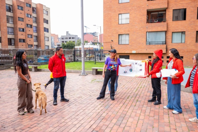 Imagina caminar por Teusaquillo y descubrir cómo sus parques se transforman poco a poco. Donde antes había senderos oscuros y juegos desgastados, ahora surgen espacios iluminados, seguros y llenos de vida. Autor: Jim Jans Díaz
