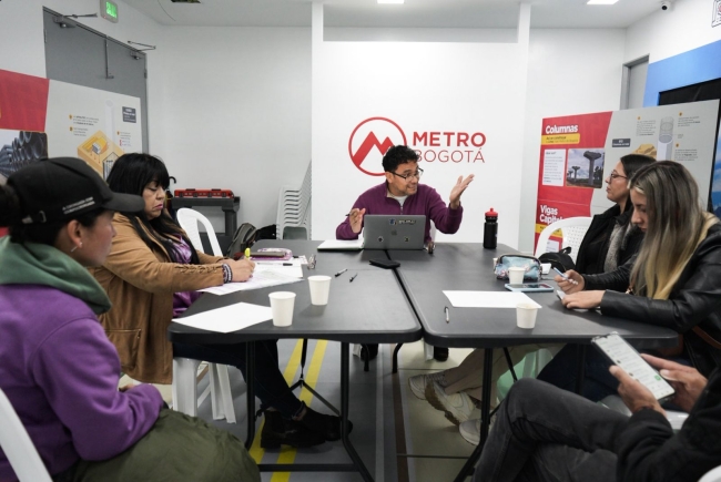 Ciudadanos de Bogotá participaron con Golab en diálogos sobre acoso y residuos, aportando ideas para transformar comportamientos y fortalecer convivencia.