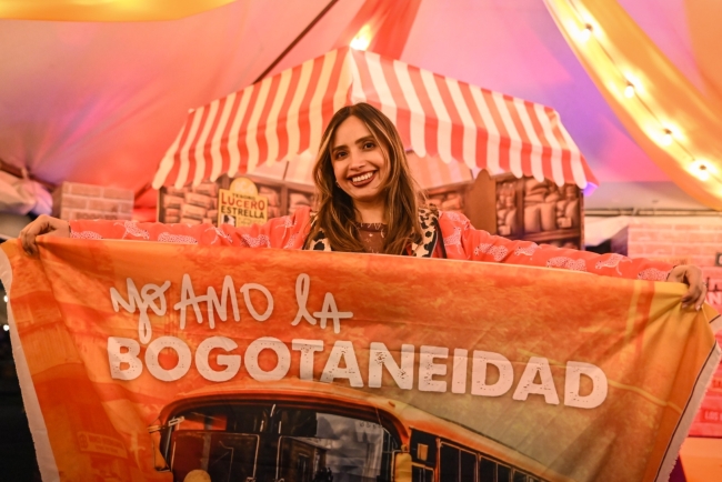 Subsecretaria con bandera "Yo amo la Bogotaneidad"