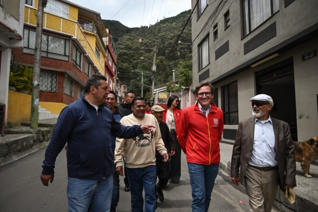 Foto de funcionarios de la SDG recorriendo la localidad