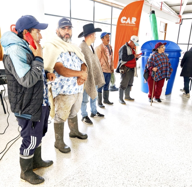 entrega de kits a los campesinos