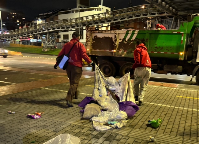 Gestores recogiendo residuos en la calle 26