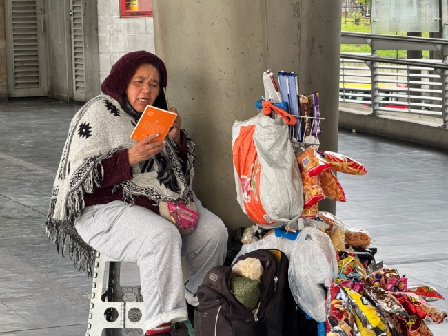 Más de 400 historias comenzaron a rodar en TransMilenio. San Cristóbal celebra el Día del Idioma llevando la lectura a cada trayecto.