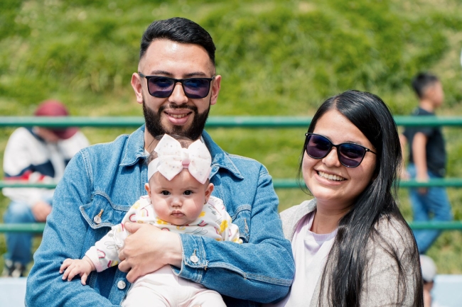 Familia bogotana en feria de servicios del Distrito