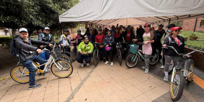El uso de la bicicleta aporta beneficios directos a la comunidad. Además de contribuir a la disminución de emisiones contaminantes, ayuda a descongestionar las vías, fomenta la actividad física y fortalece hábitos que impactan positivamente el bienestar de las personas.